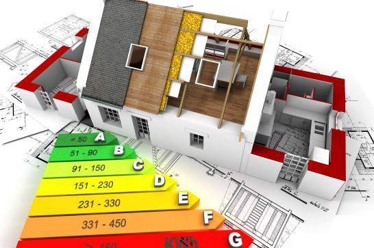 Maquette d'une maison sous plusieurs aspects accompagnée de plans et d'une échelle énergétique PEB